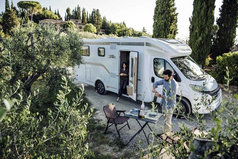 Laika Kosmo Reisemobil im Gebirge mit Paar beim Essen 