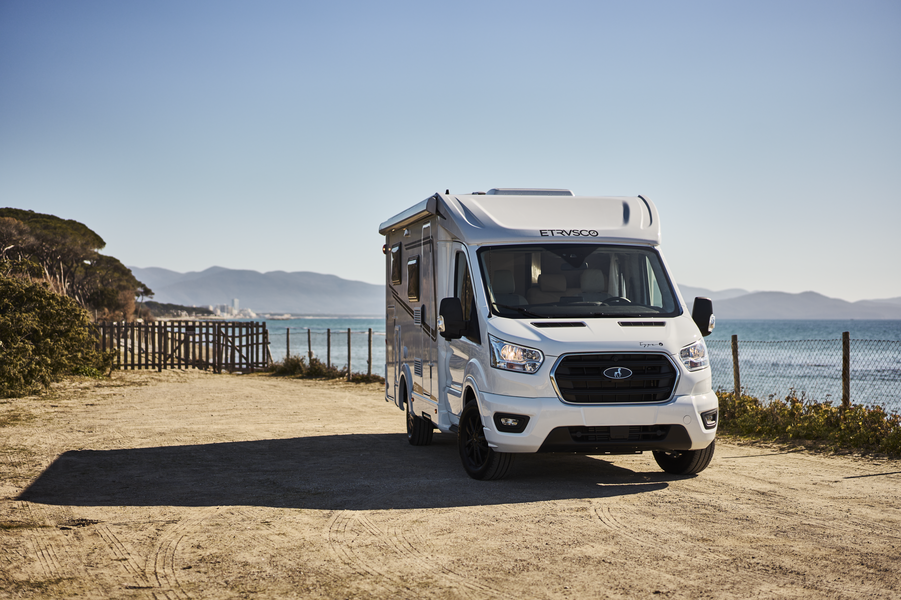 Weißes Etrusco Wohnmobil am Strand 