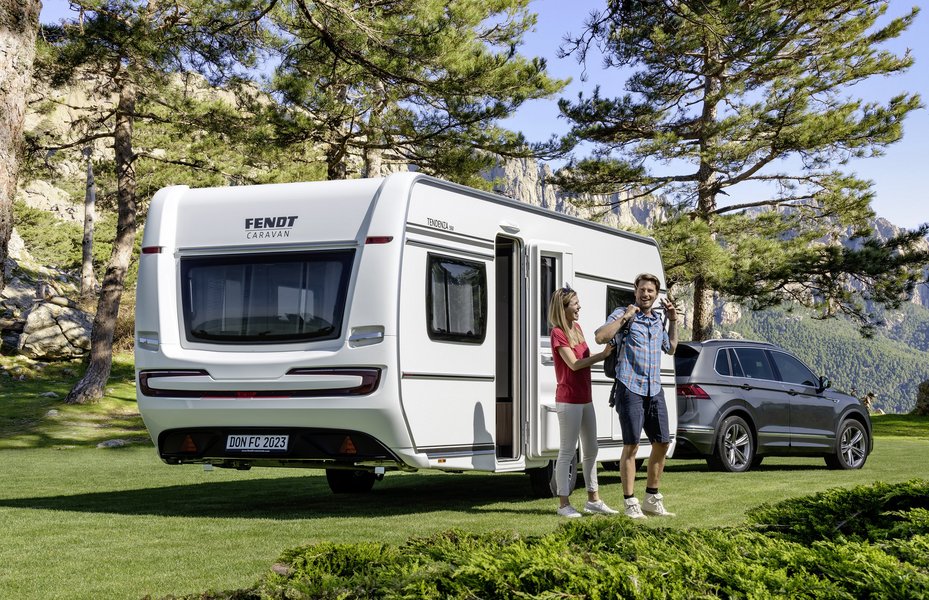 Personen stehen am Fendt Caravan in der Natur 