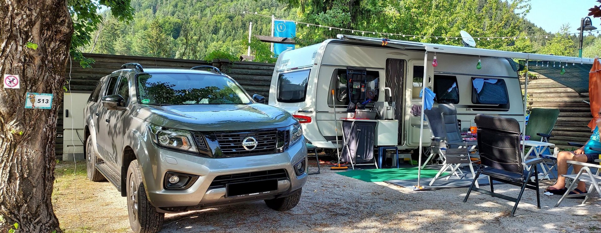 Wohnwagen und Campingausrüstung auf Campingplatz