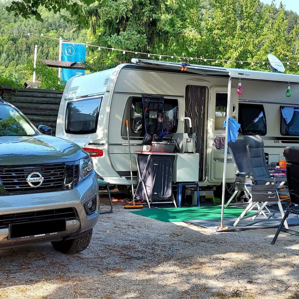 Auto und Camper auf einem Campingplatz