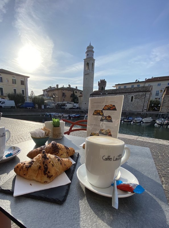 Croissants und Kaffee auf einem Tisch draußen