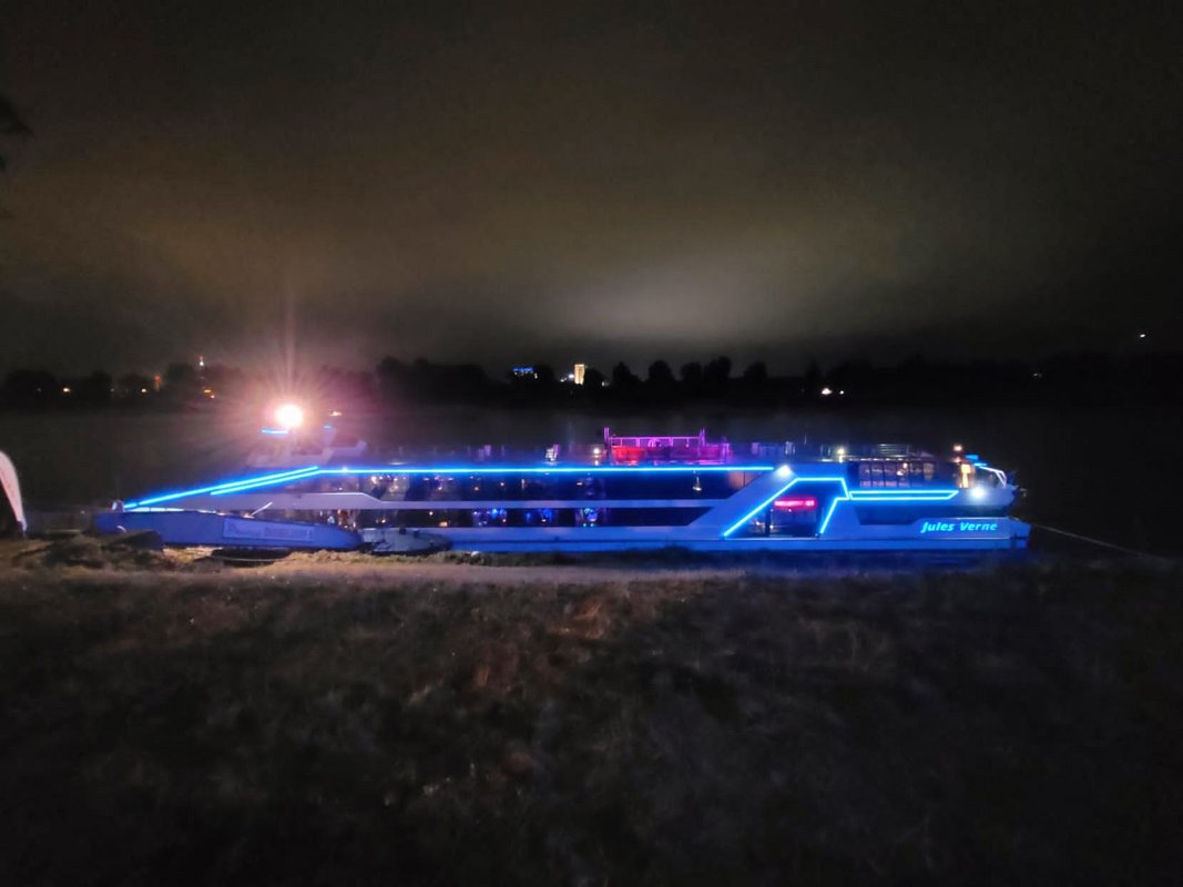 Blau leuchtendes Schiff bei Nacht