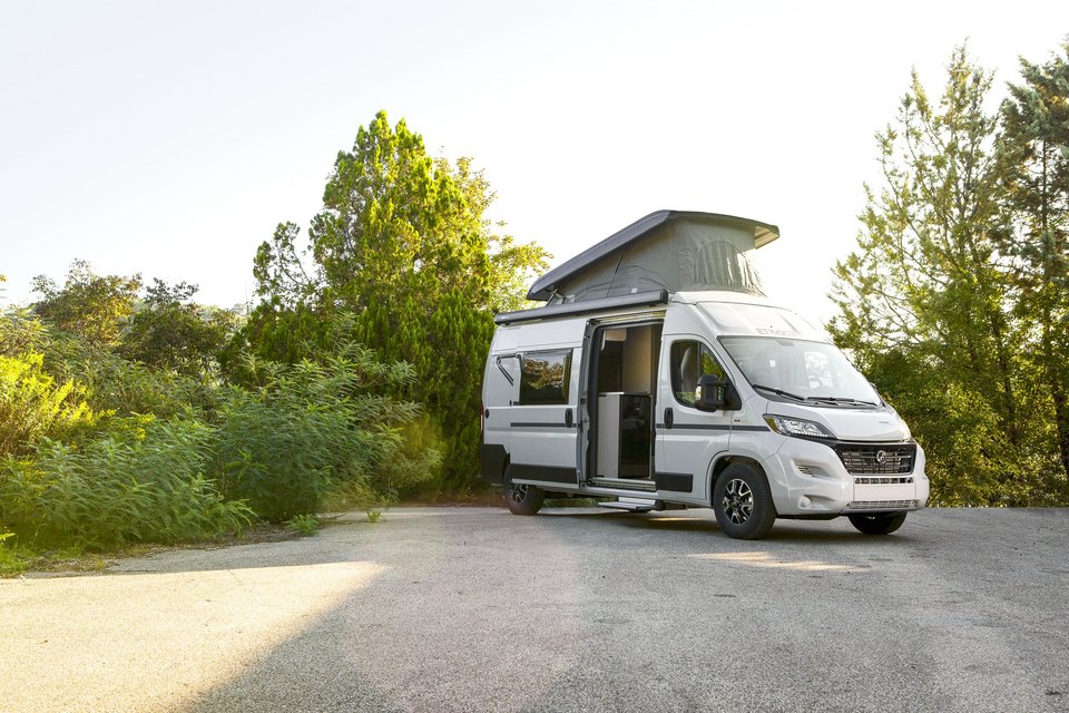 Etrusco Wohnmobil mit ausgefahrenem Schlafdach 