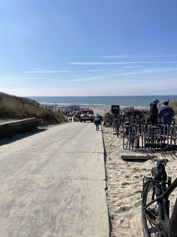 Weg, der zum Strand führt, Meer im Hintergrund