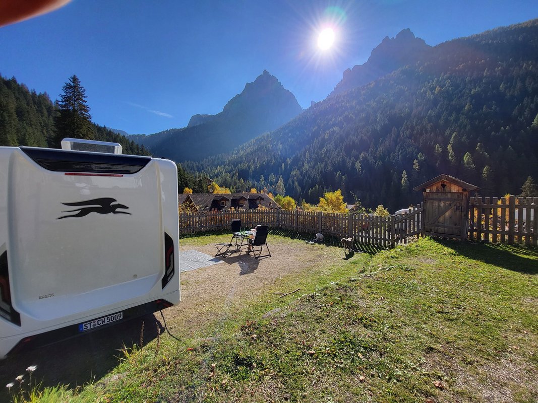 Camper von hinten in Ort in den Bergen