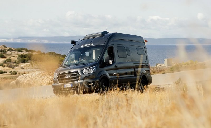 Etrusco Camper Van fährt über eine Straße an der Küste