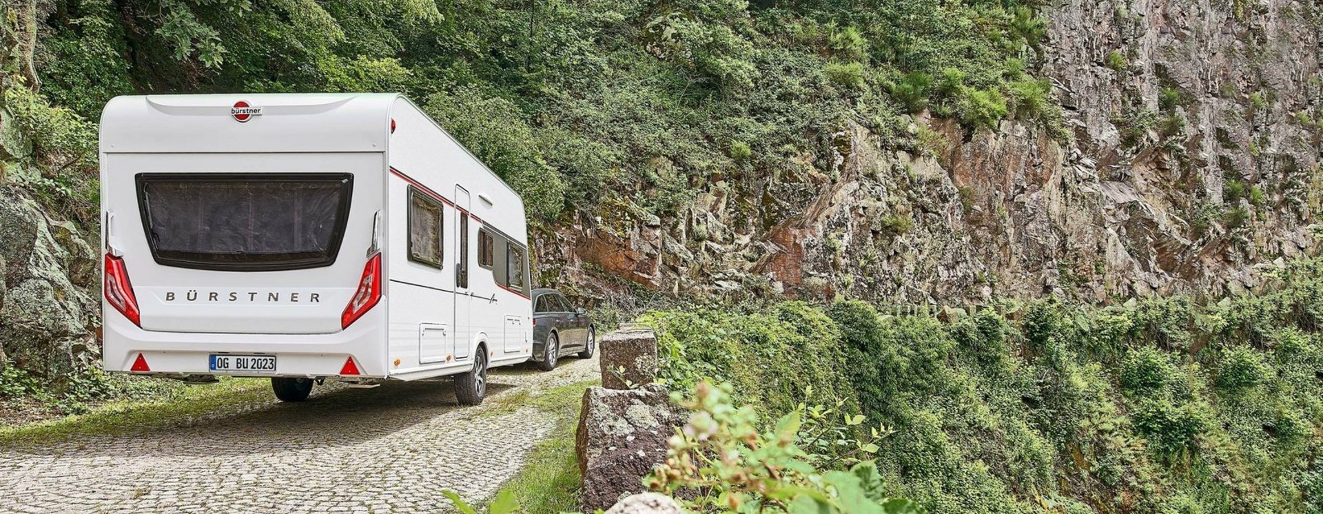 Bürstner Wohnwagen auf einer Gebirgsstraße