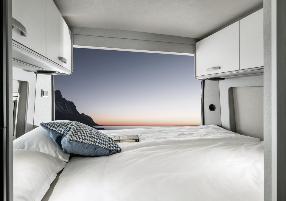 Bett in einem Camper Van mit Blick nach draußen