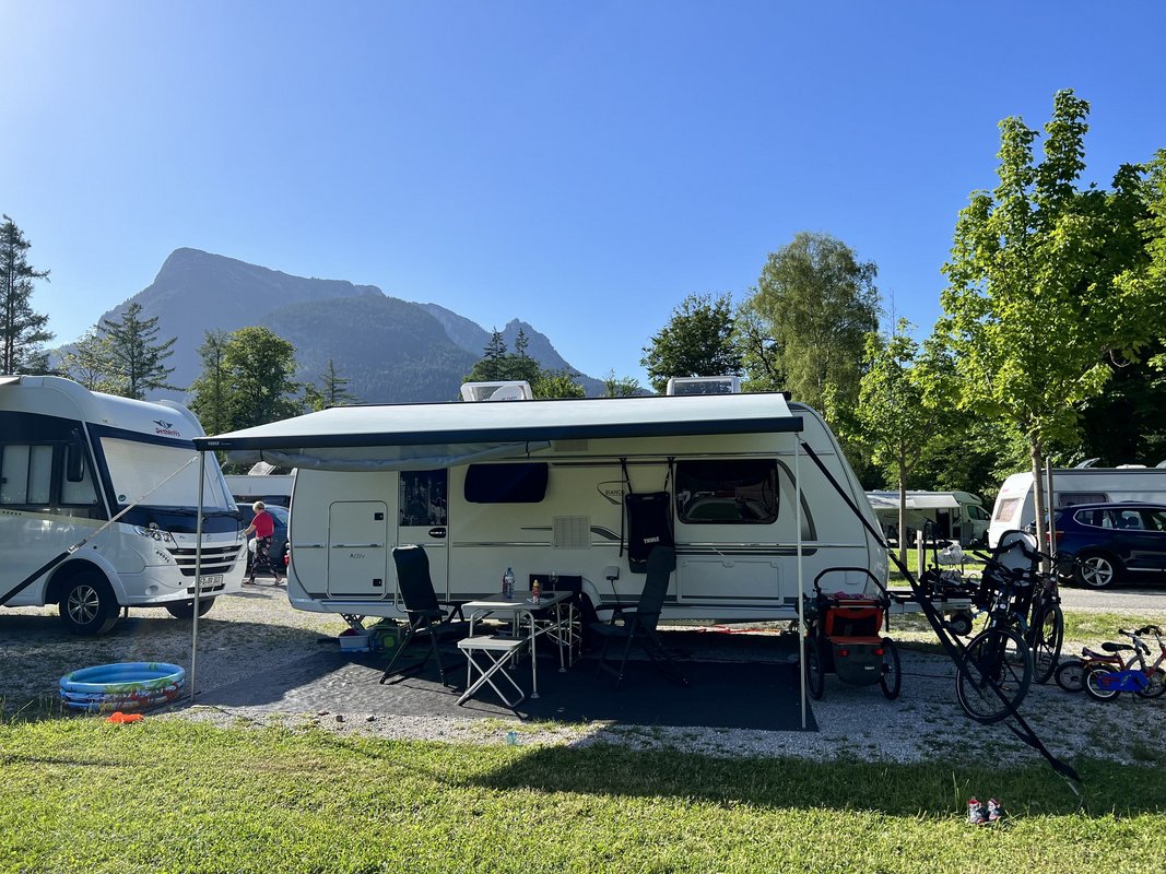 Wohnwagen mit Überdachung auf Campingplatz