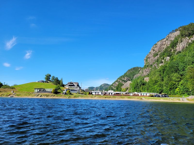 kleine Ortschaft an Wasser und Bergen