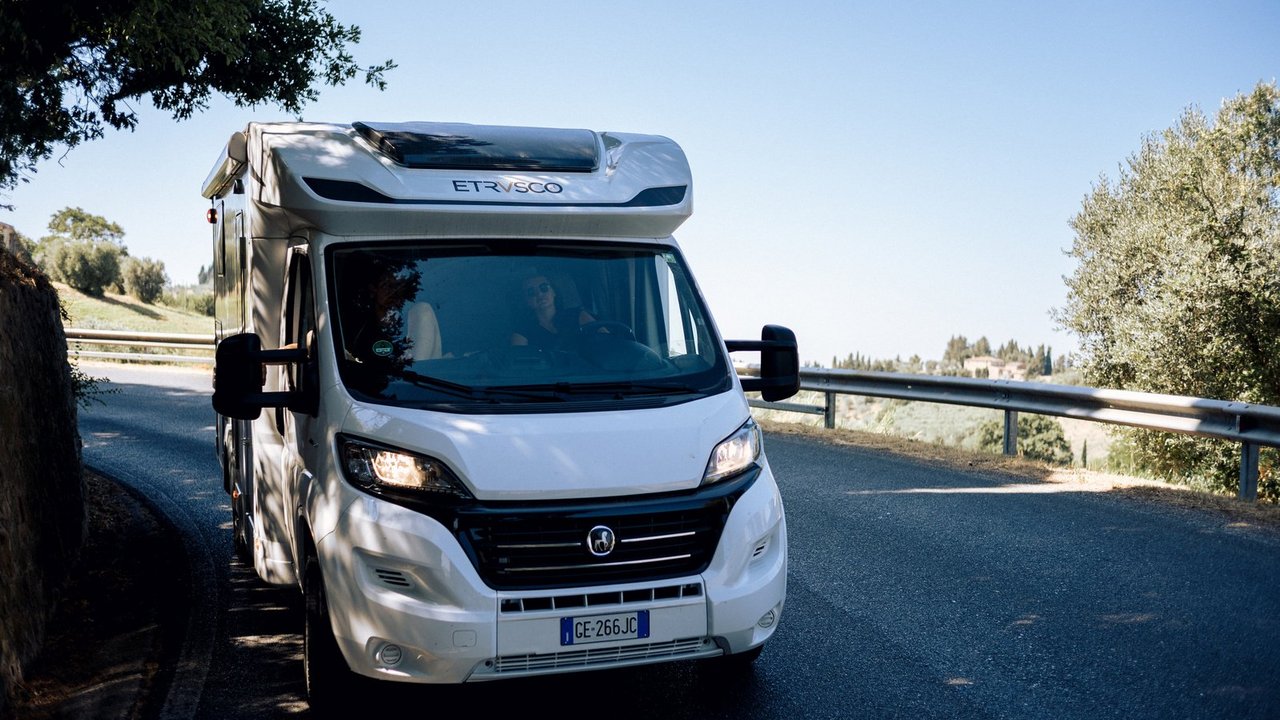Etrusco Wohnmobil fahrend von vorne