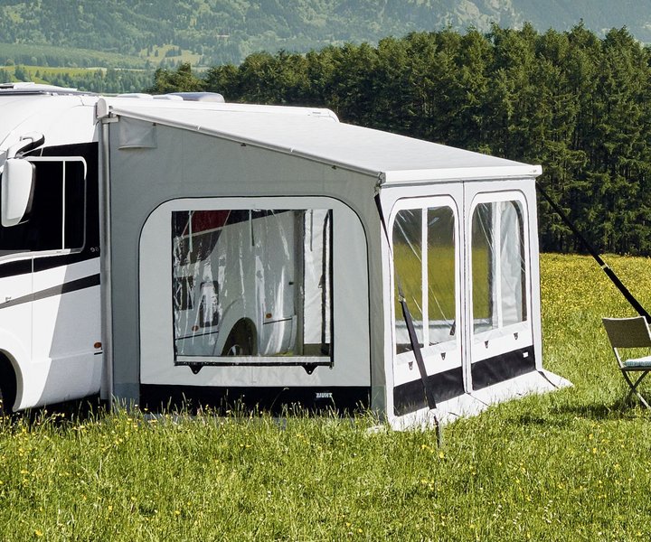 Markisenvorzelt vor dem Reisemobil auf einer Wiese