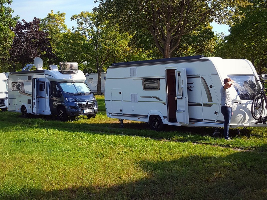 Wohnmobil und Wohnwagen auf einer Wiese