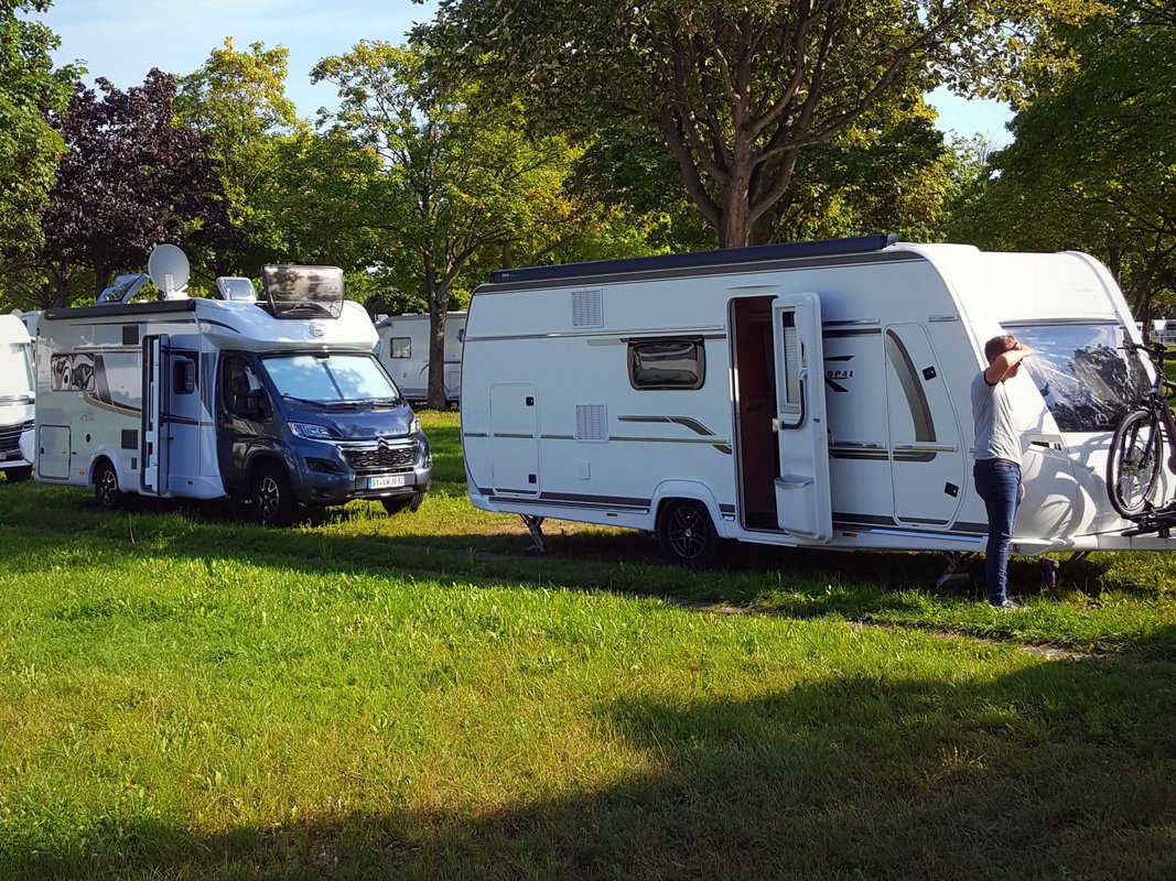 Wohnmobil und Wohnwagen auf einer Wiese