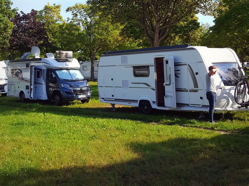 Wohnmobil und Wohnwagen auf einer Wiese