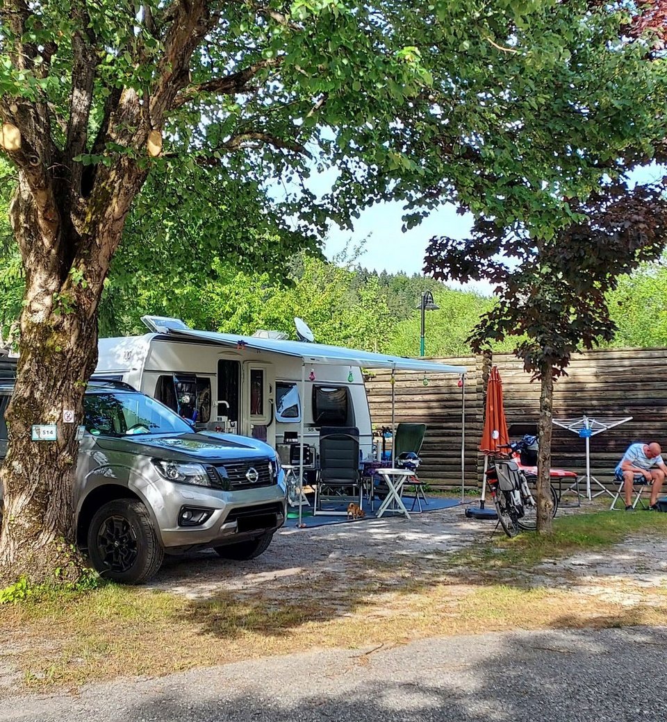 Wohnwagen und Campingausrüstung auf Campingplatz
