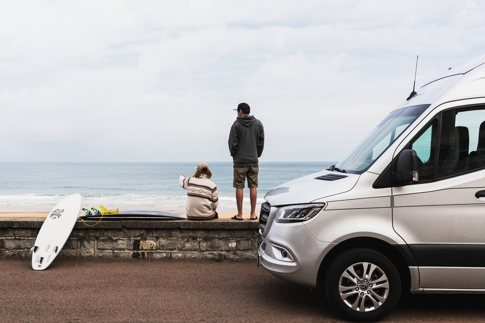 Zwei Männer an der Strandpromenade neben ihrem Camper