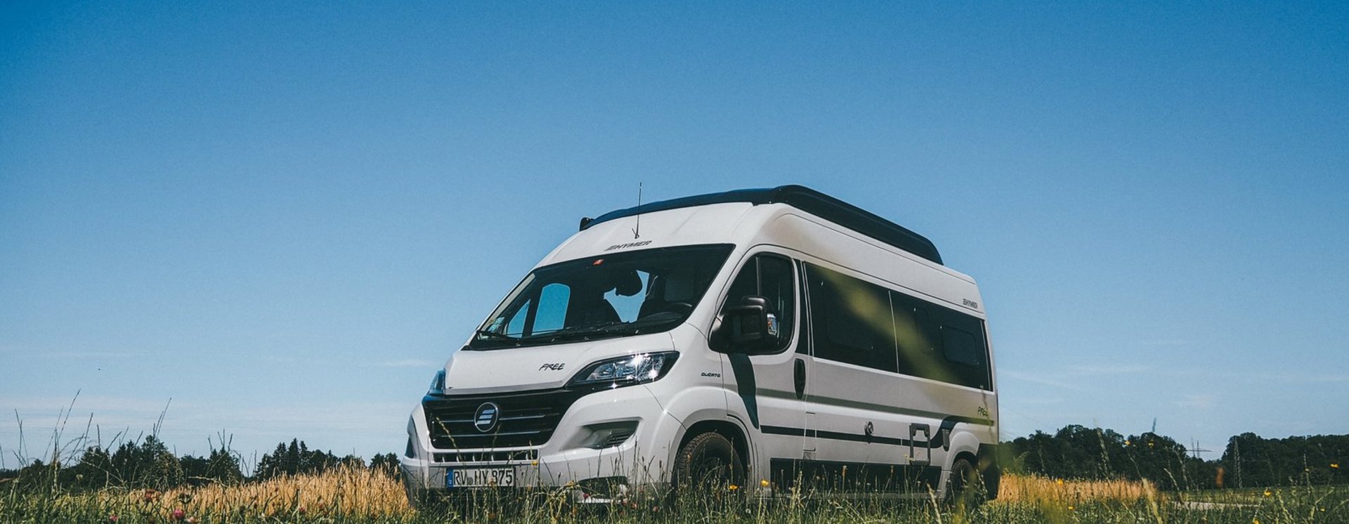 Hymer Camper Van steht in einem Feld