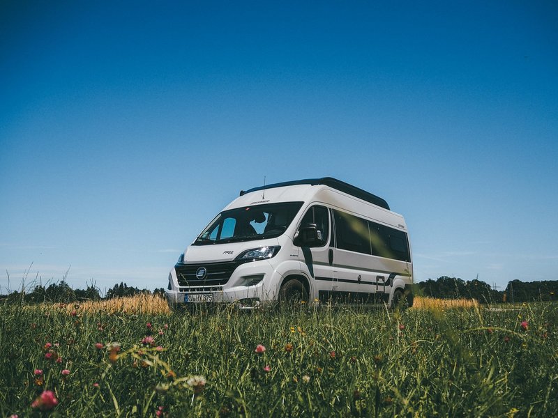 Hymer Camper Van steht in einem Feld