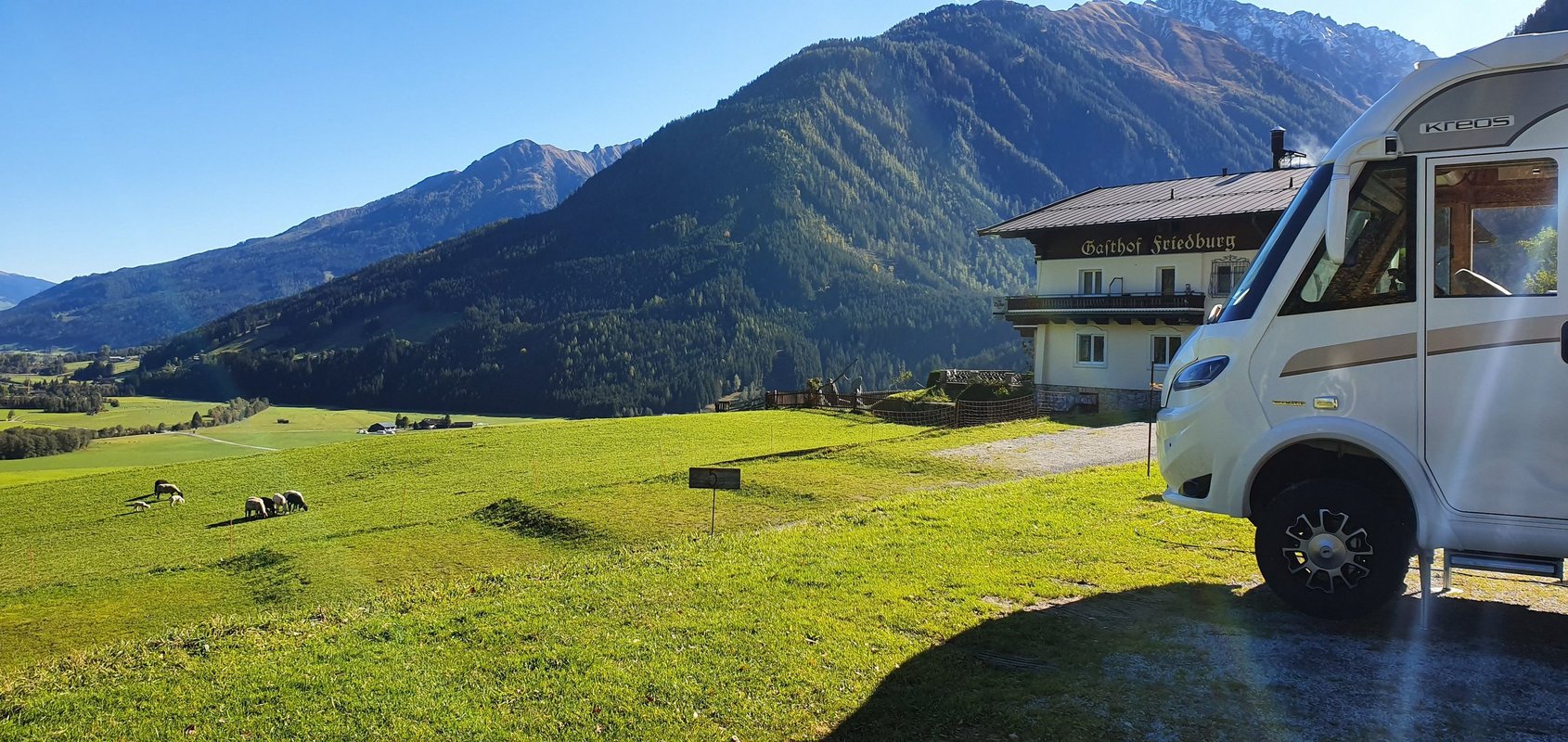 Camper auf grüne Wiese in den Bergen