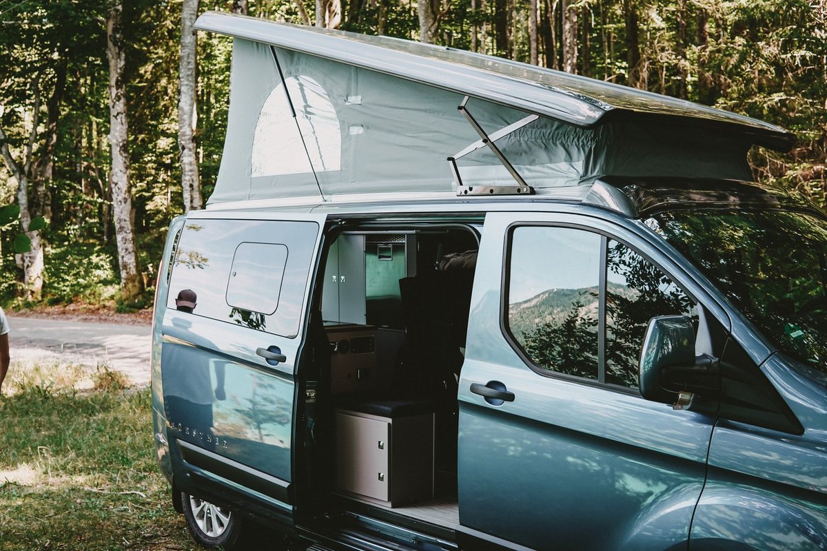 Bürstner Camper-Van mit offener Schiebetür und ausgefahrenem Aufstelldach