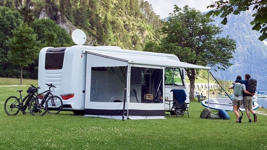 Markisenvorzelt vor bewohntem Wohnmobil im Gebirge 