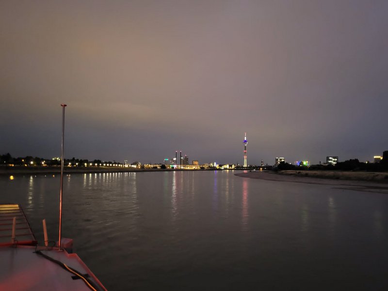 Blick über See und Stadt am Abend