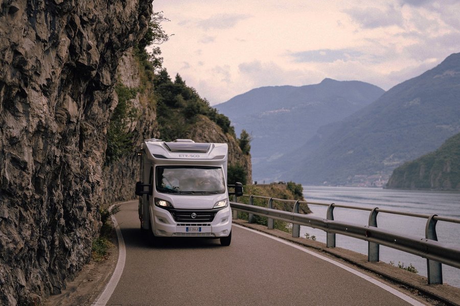 Etrusco Wohnmobil fährt neben einem See entlang