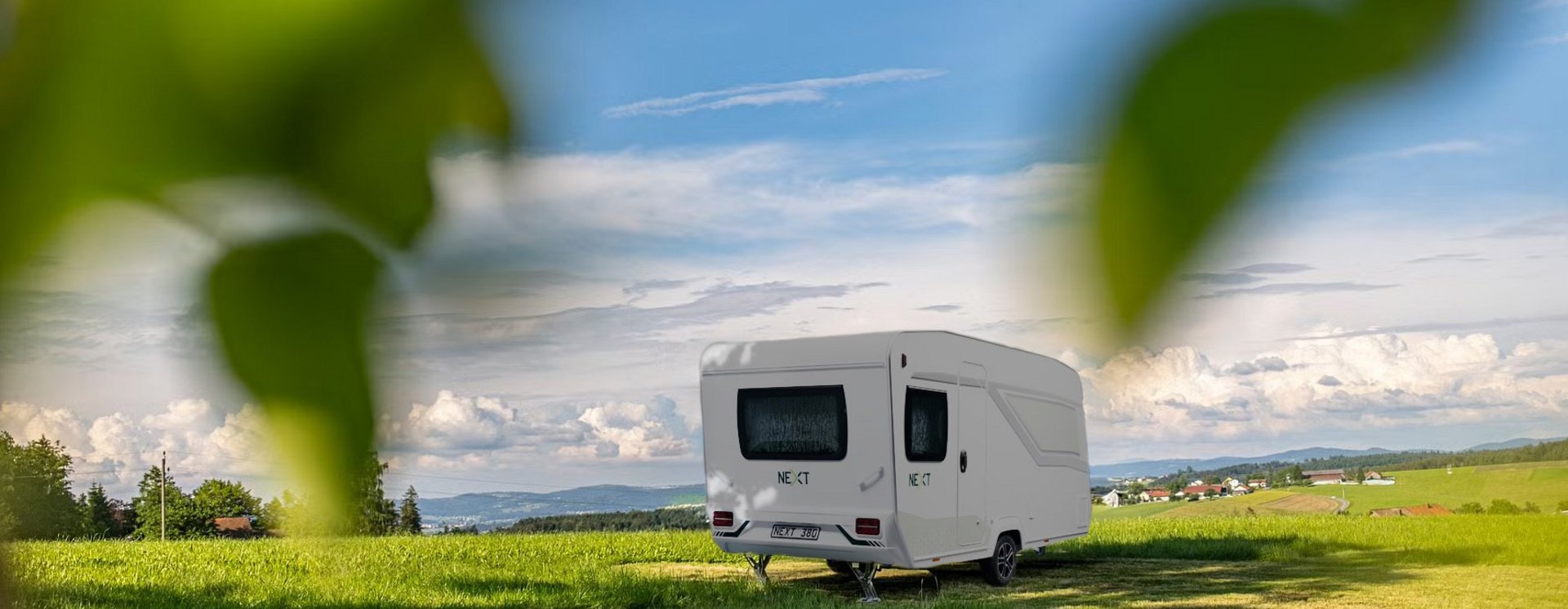 Fendt Next Caravan steht in der Natur