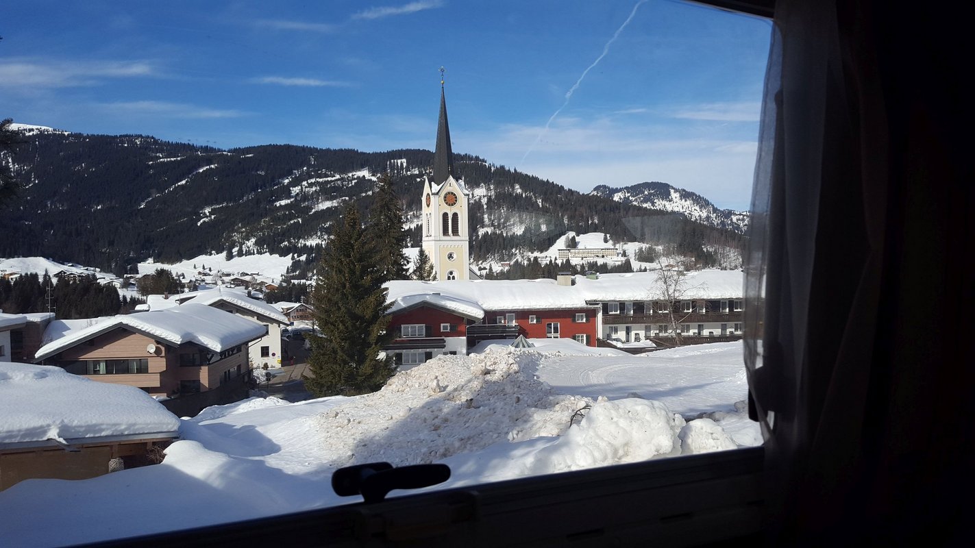 verschneiter Ort in den Bergen