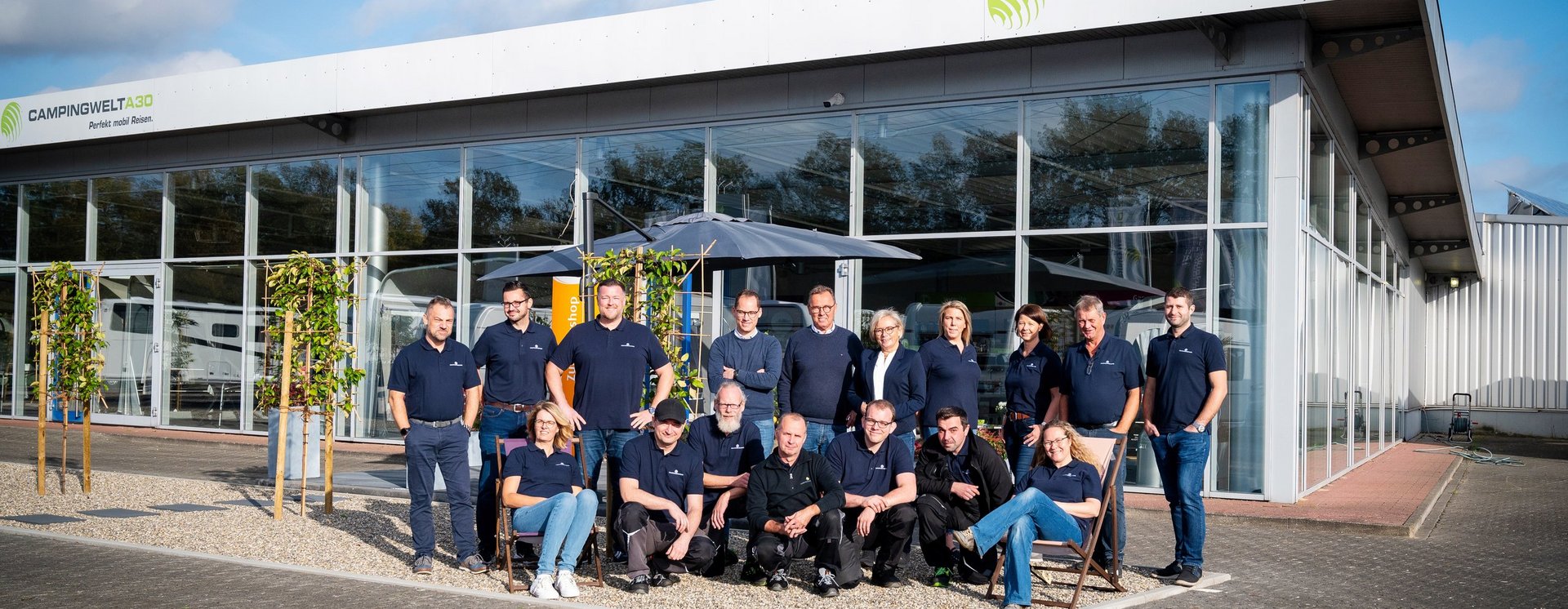Bild des Teams vor dem Hauptgebäude