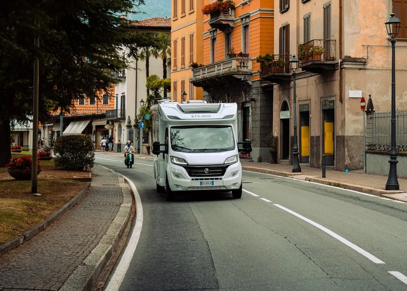 Etrusco Wohnmobil fährt auf einer Straße in einer Stadt