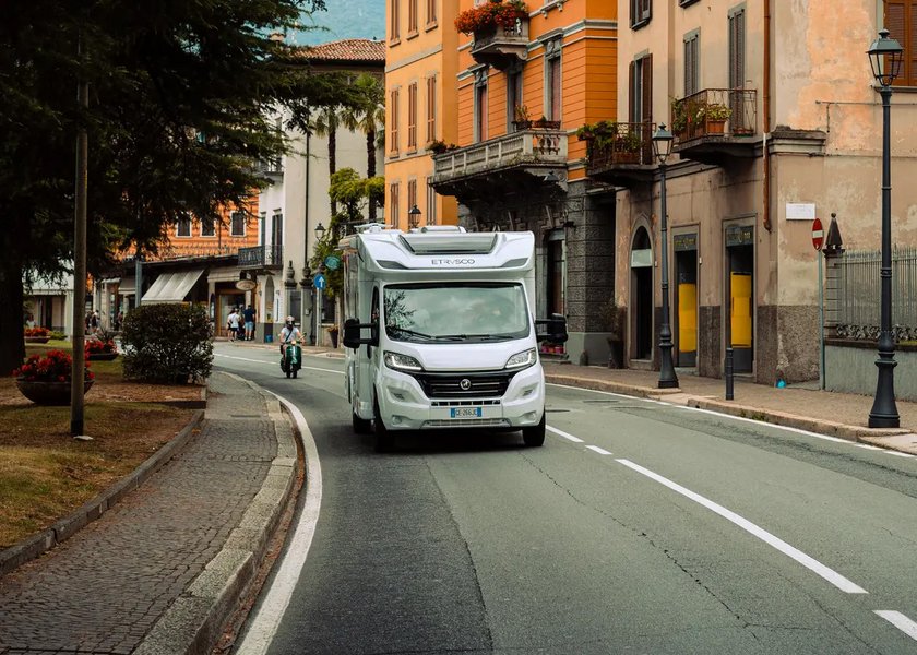 Etrusco Wohnmobil fährt auf einer Straße in einer Stadt