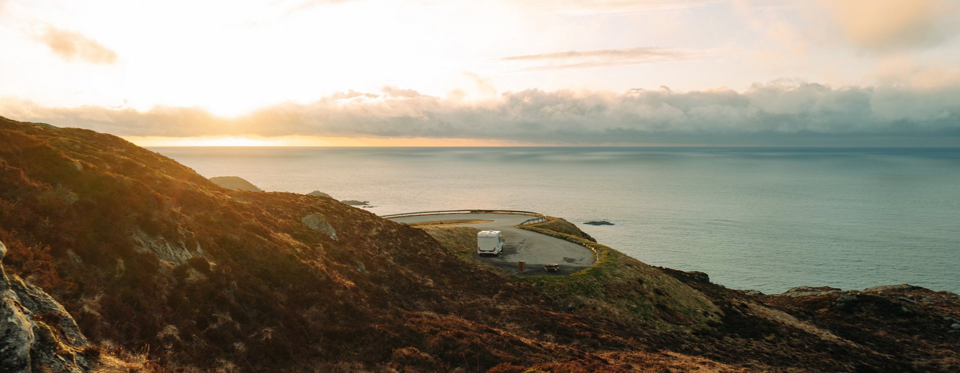 Wohnmobil auf Gebirgsstraße am Meer