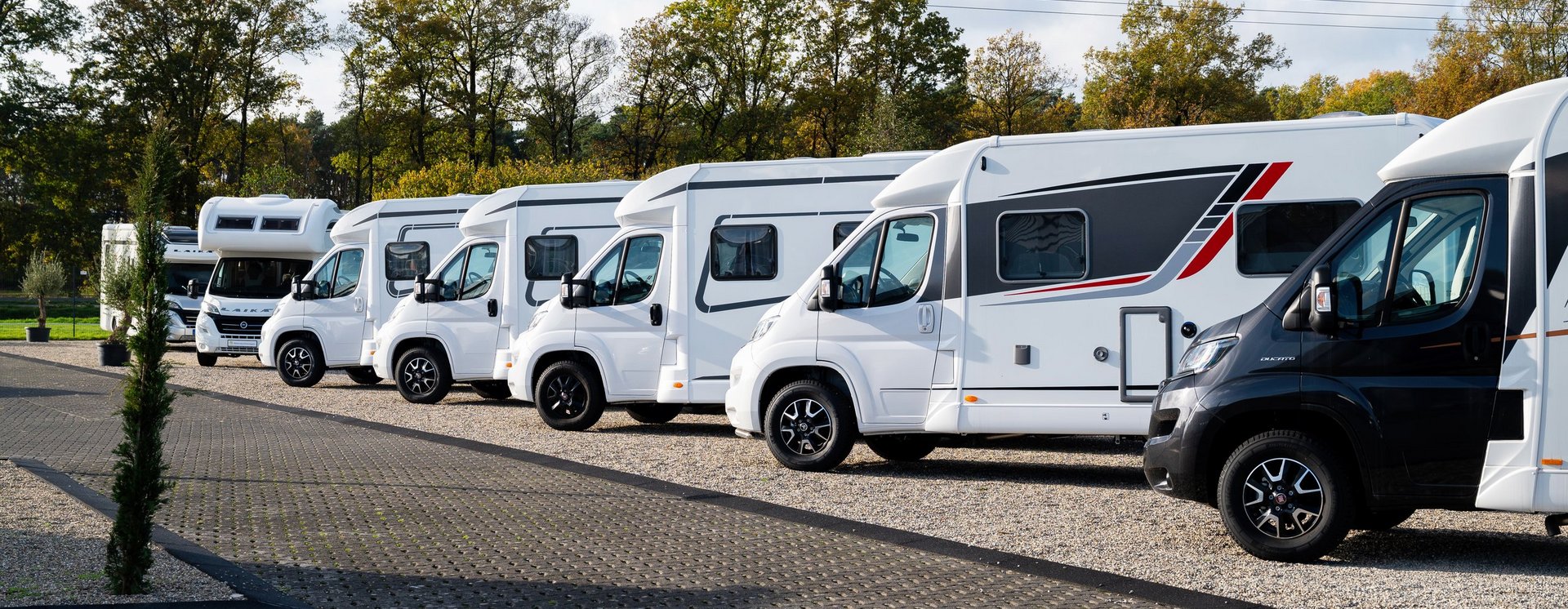 Aufgereihte Laika Wohnmobile auf dem Gelände