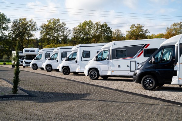 Aufgereihte Laika Wohnmobile auf dem Gelände