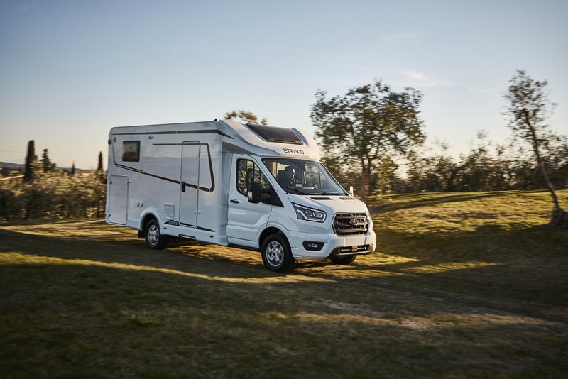 Etrusco Wohnmobil fährt durch die Natur