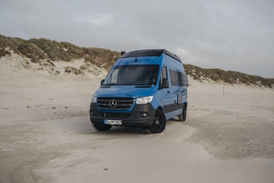 Blauer Hymer Camper-Van am Strand 