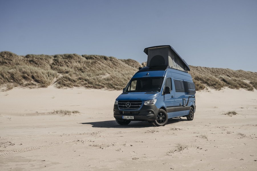 Hymer Camper Van mit ausgefahrenem Aufstelldach am Strand