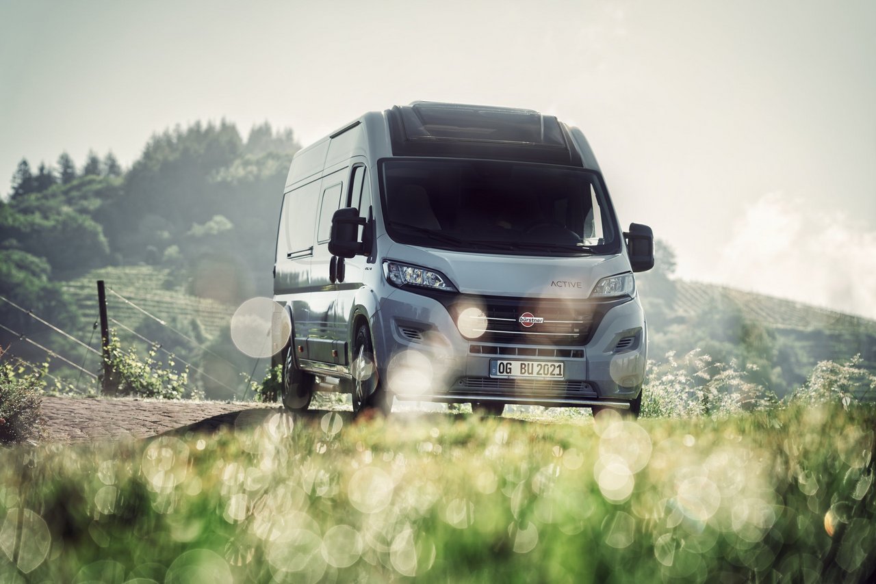 Graues Bürstner Reisemobil in der Natur 