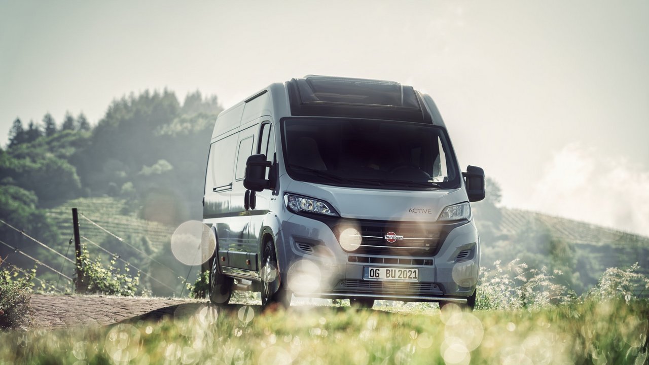 Graues Bürstner Reisemobil in der Natur 