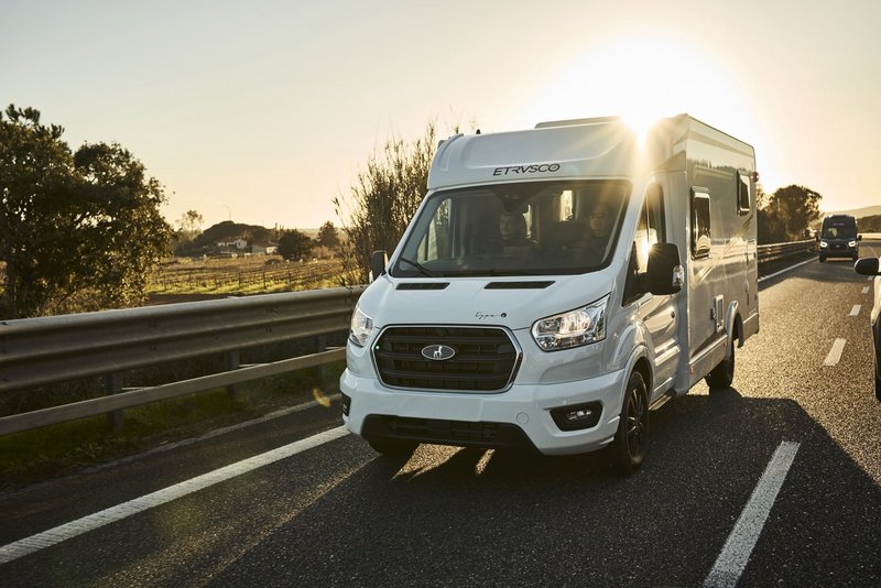 Etrusco Wohnmobil von schräg vorne fahrend