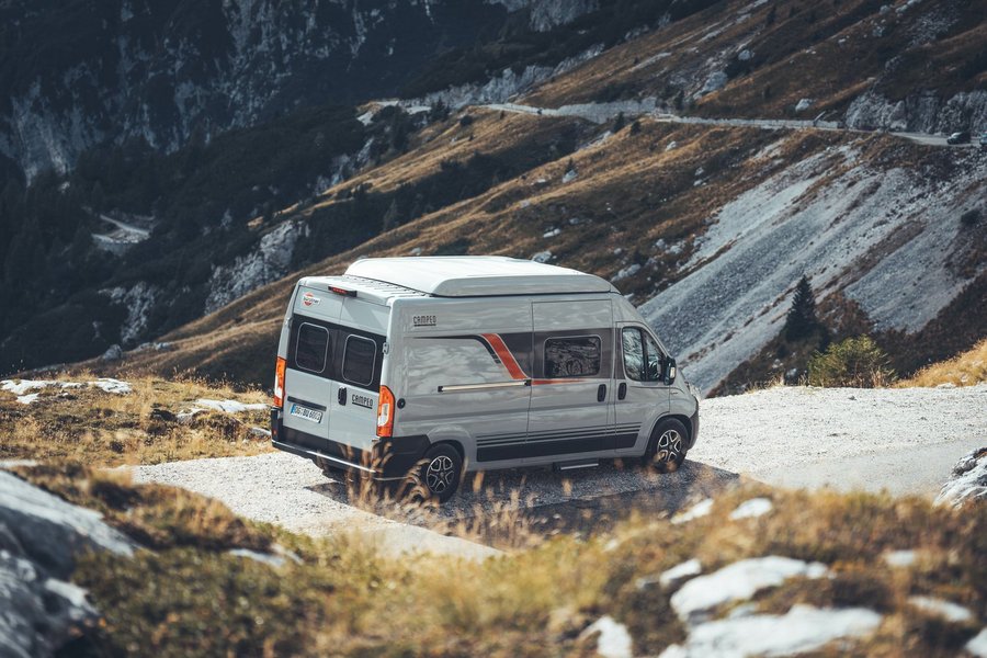 Bürstner Wohnmobil fährt über eine Gebirgsstraße