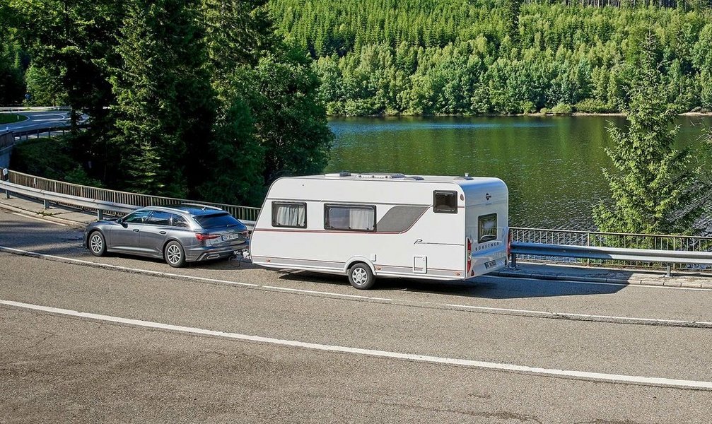 Bürstner Wohnwagen fährt neben einem großen See