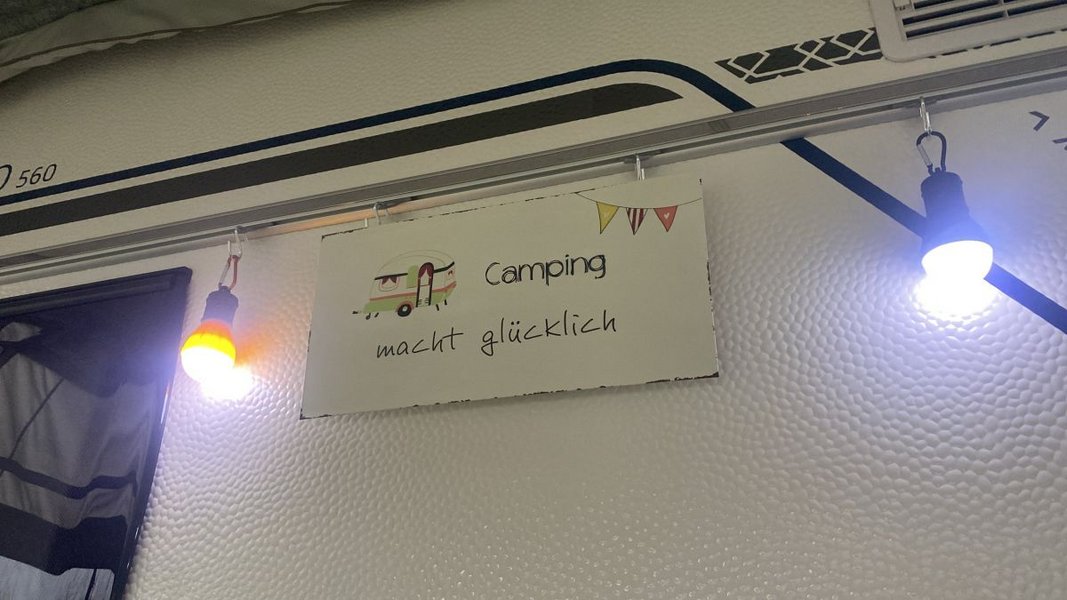Karte mit "Camping macht glücklich" Slogan