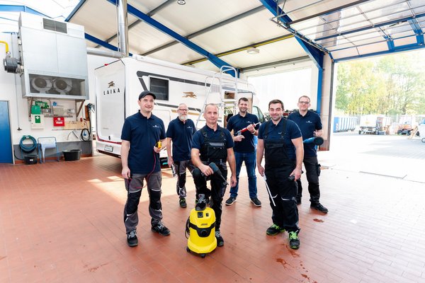 Wohnwagen Werkstatt mit Mitarbeitern