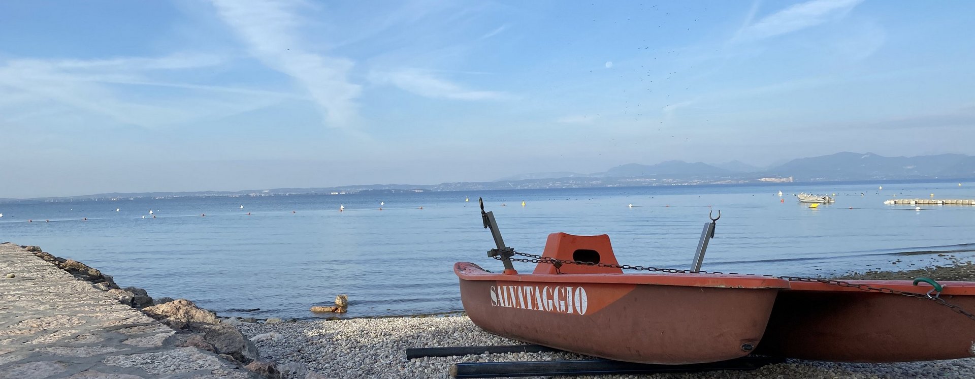 kleines Boot liegt an Land am Strand