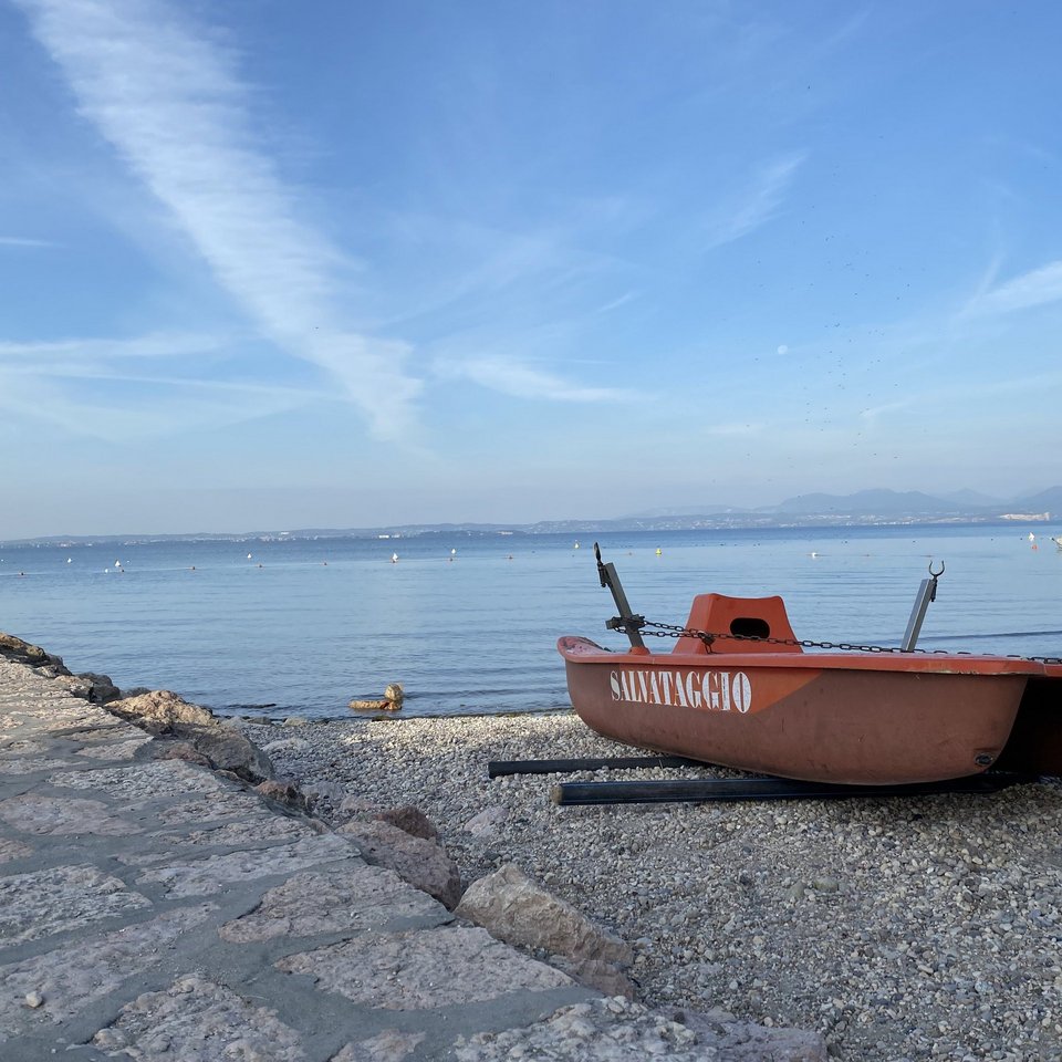 kleines Boot liegt an Land am Strand