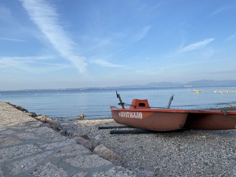 kleines Boot liegt an Land am Strand